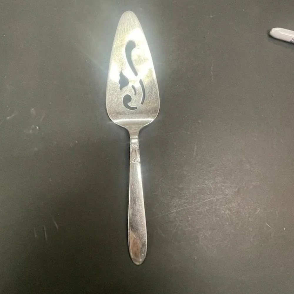 International Silver Stainless Steel Pierced‎ Pie Cake Server Scroll Flower PB1